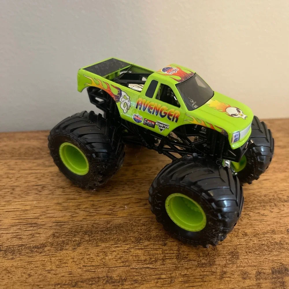 Monster Jam 1:64 Monster Truck Green Avenger Flame Skull Diecast Toy